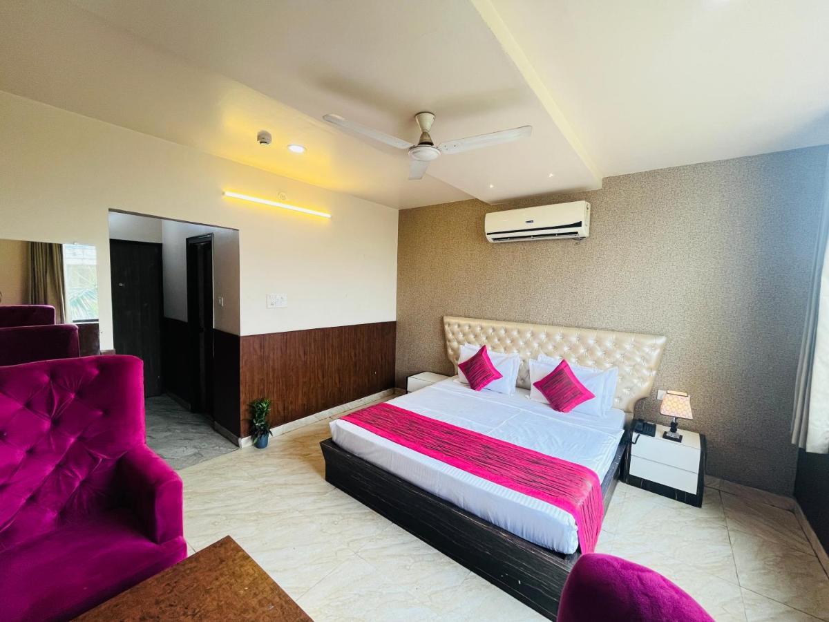 Hotel The Leaf - Gomti Nagar Lucknow Exterior foto